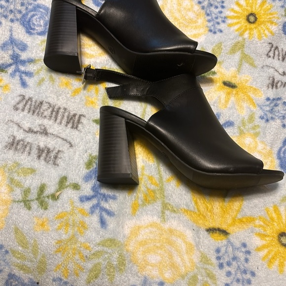 Black peak toe heels buckles in back - Picture 4 of 5